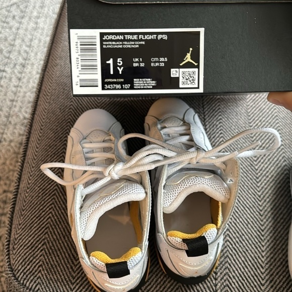 Brand new Jordan True Flight shoes size 1.5Y - Picture 7 of 7